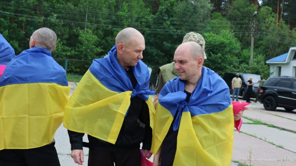Люди у прапорах України на вулиці
