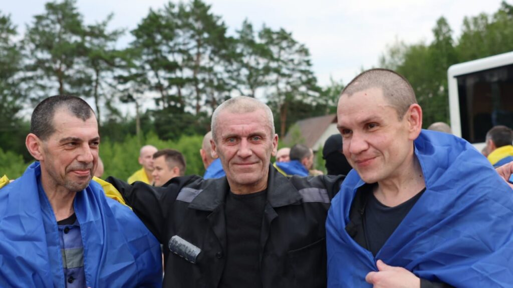 Чоловіки в синіх накидках на вулиці, ліси.