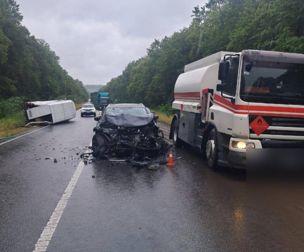 Дорожня аварія з кількома транспортними засобами.