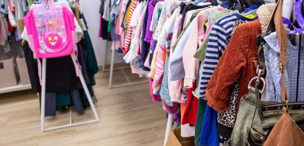 “СпівДія Одяг”: як в Івано-Франківську працює благодійна крамниця речей для потребуючих