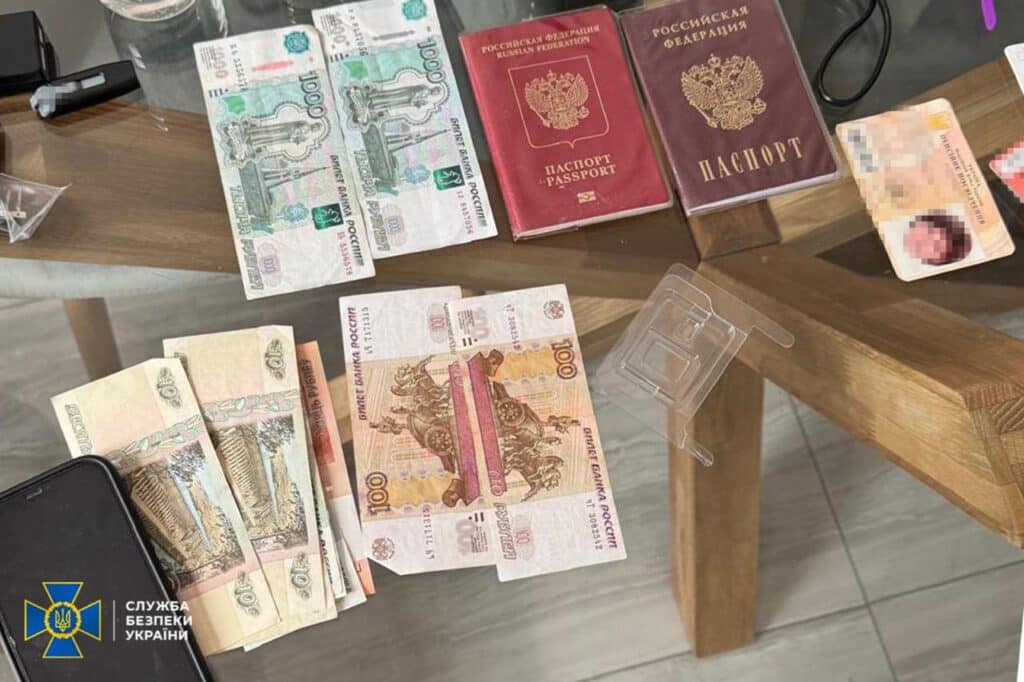 Гроші, паспорти та посвідчення на столі