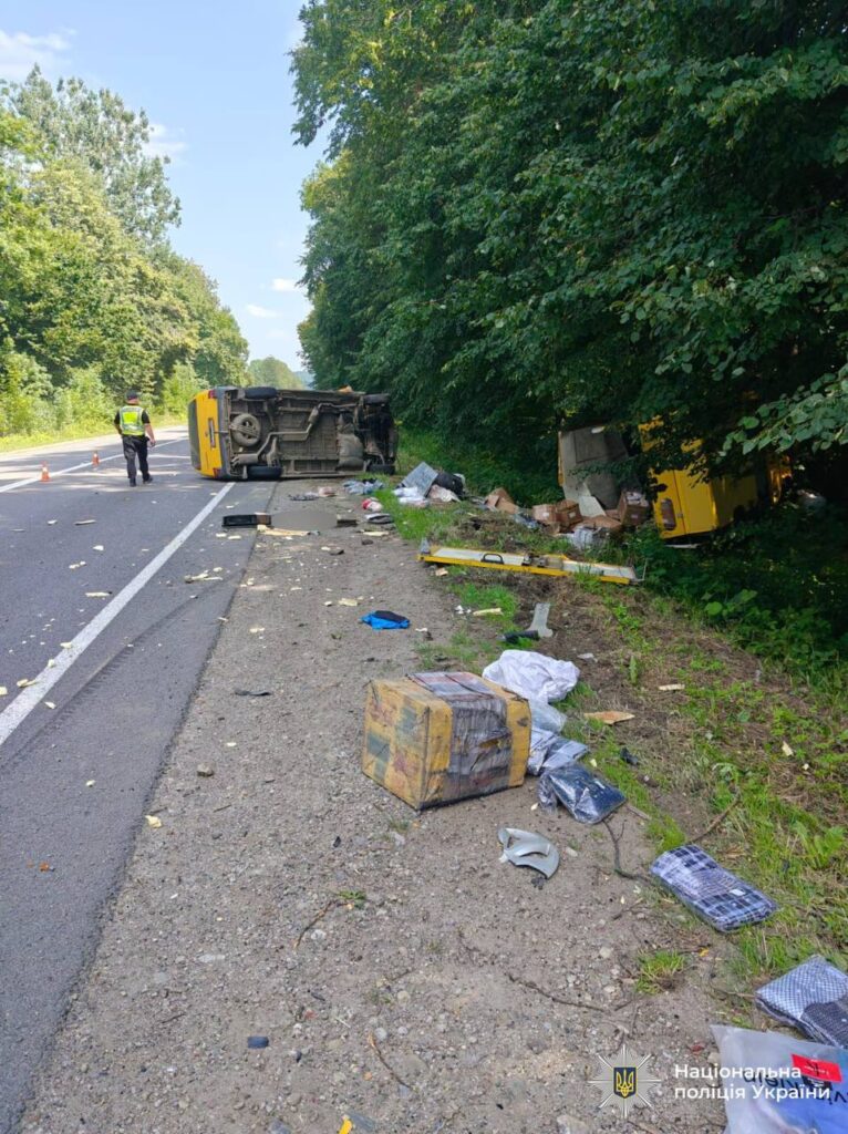 ДТП: перекинутий мікроавтобус на узбіччі дороги