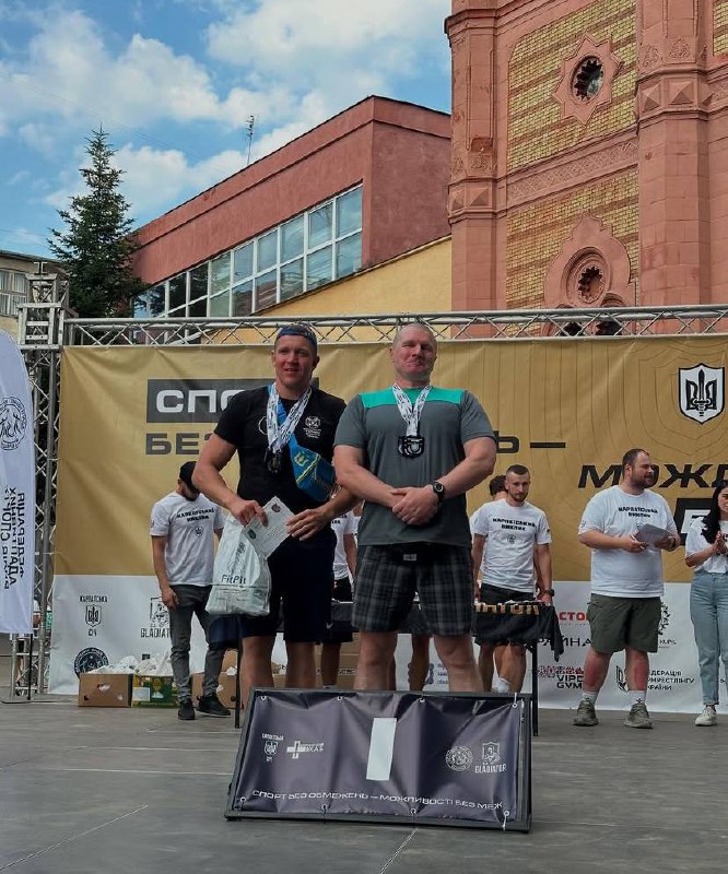 Чоловіки з нагородами на спортивному заході