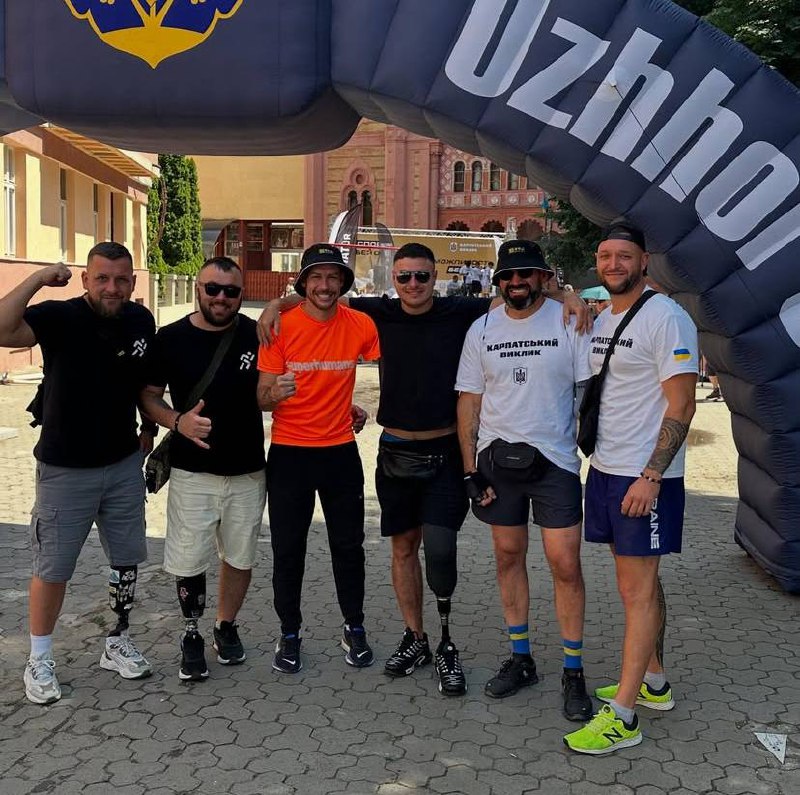 Група людей під надувною аркою на вулиці