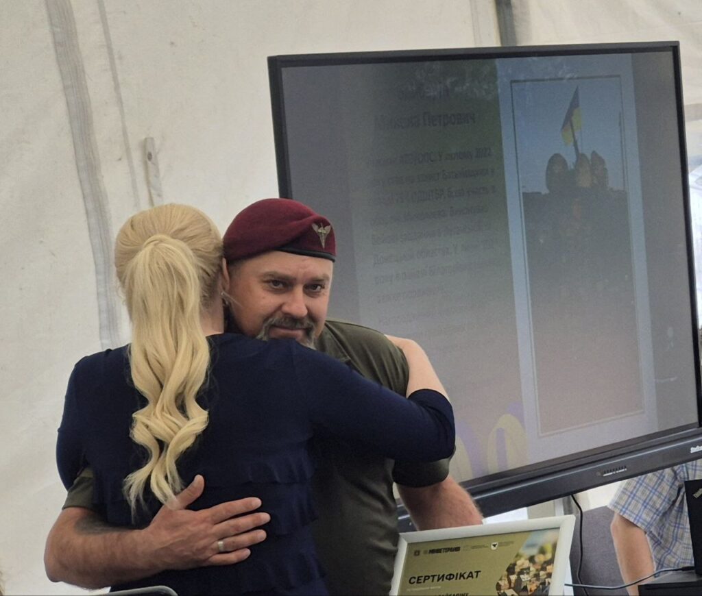 Обійми після вручення сертифікату на заході