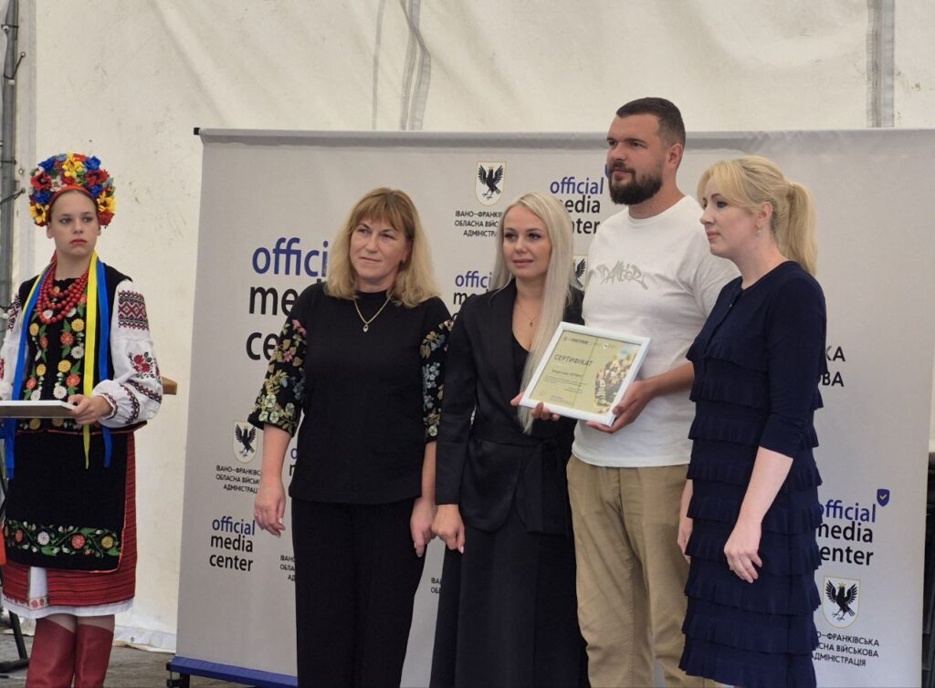 Церемонія вручення сертифіката у медіа-центрі.