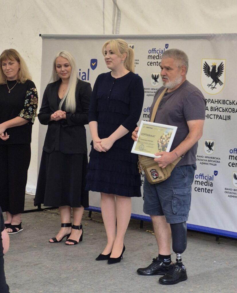 Церемонія вручення сертифікатів в Івано-Франківську.