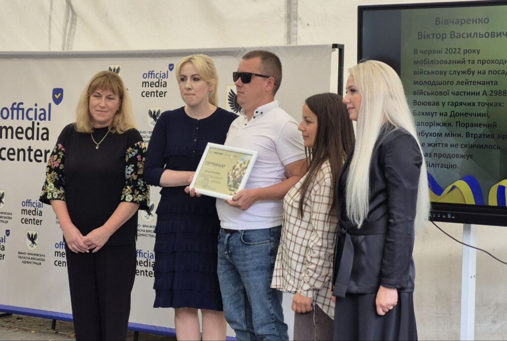 Церемонія вручення сертифікатів в офіційному медіа-центрі.