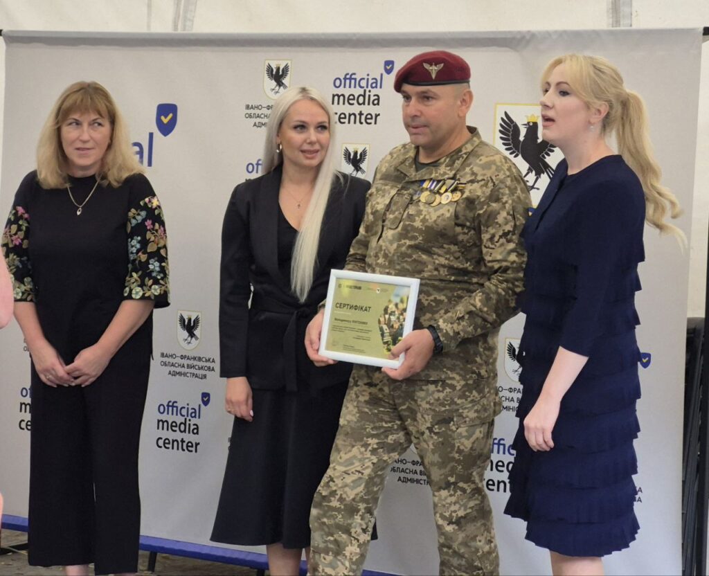 Вручення сертифіката військовому в офіційному медіацентрі.