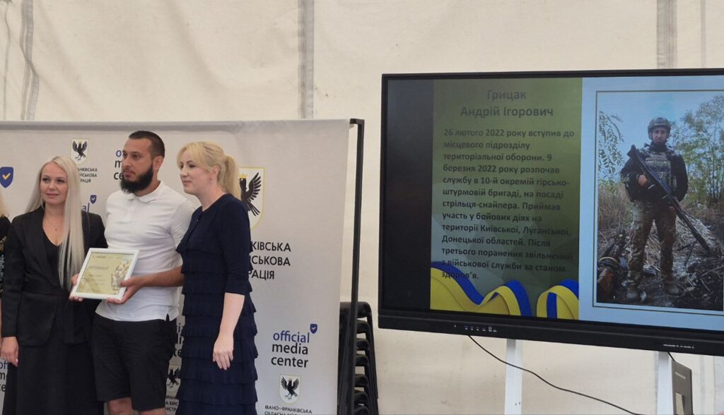Вручення нагороди учаснику бойових дій в Україні.