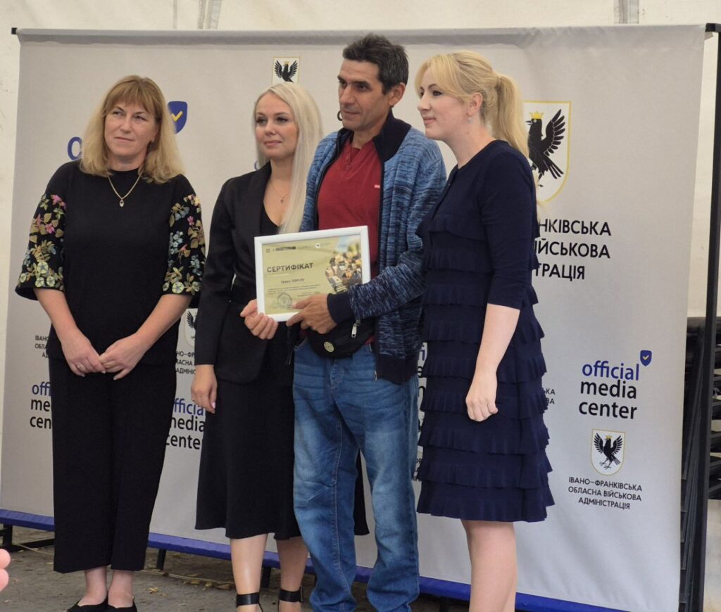 Четверо людей з сертифікатом на заході.