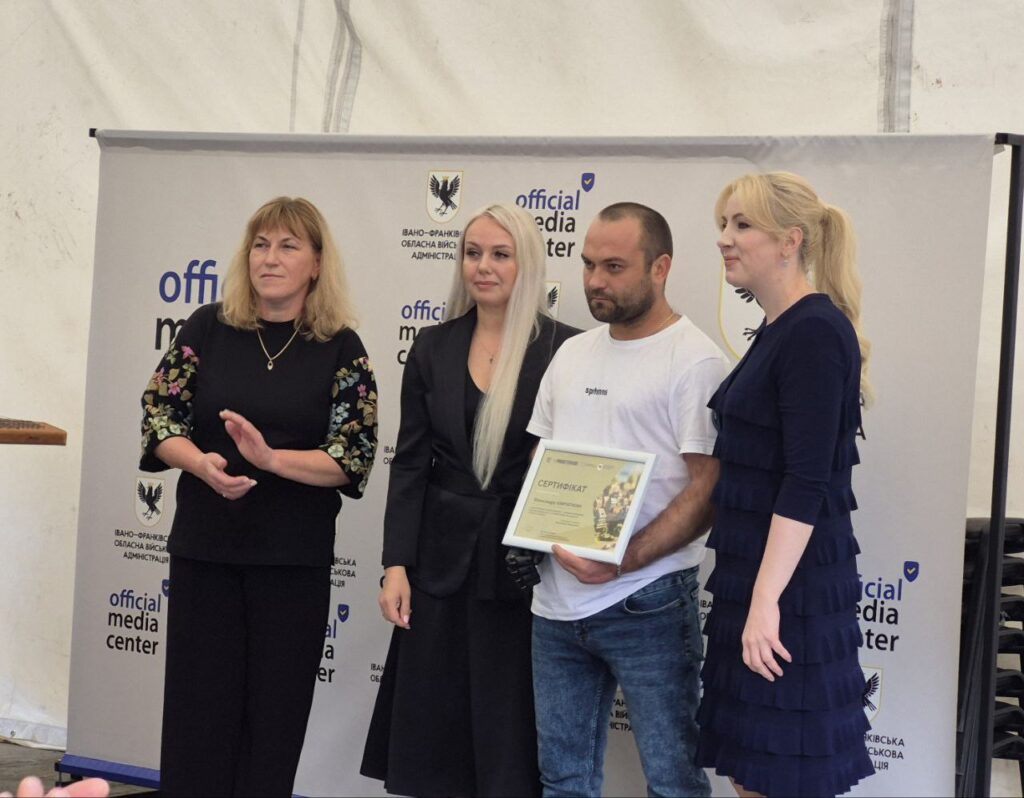 Чотири людини отримують сертифікат на події в Івано-Франківську.