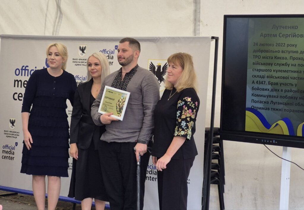Церемонія вручення сертифікату на медіацентрі
