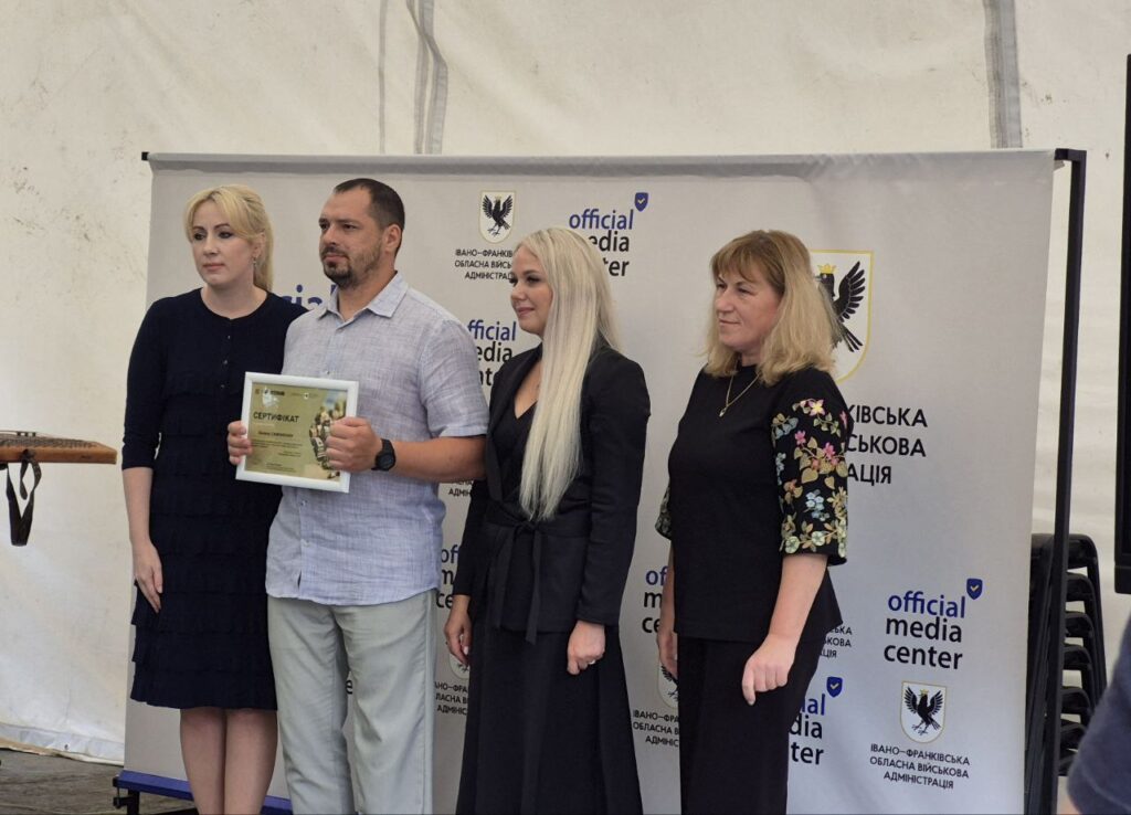 Четверо людей на заході з нагородженням сертифікатів