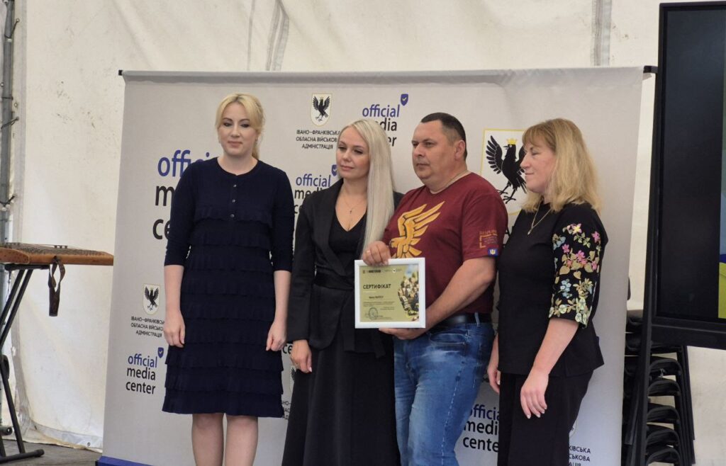 Група людей зі сертифікатом на заході