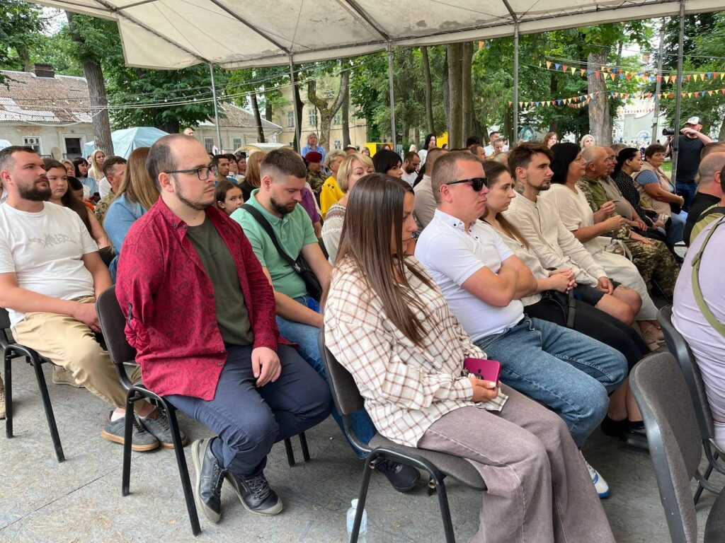 Люди на заході під відкритим небом у парку