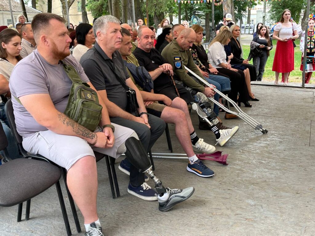 Люди на заході, деякі з протезами ніг.