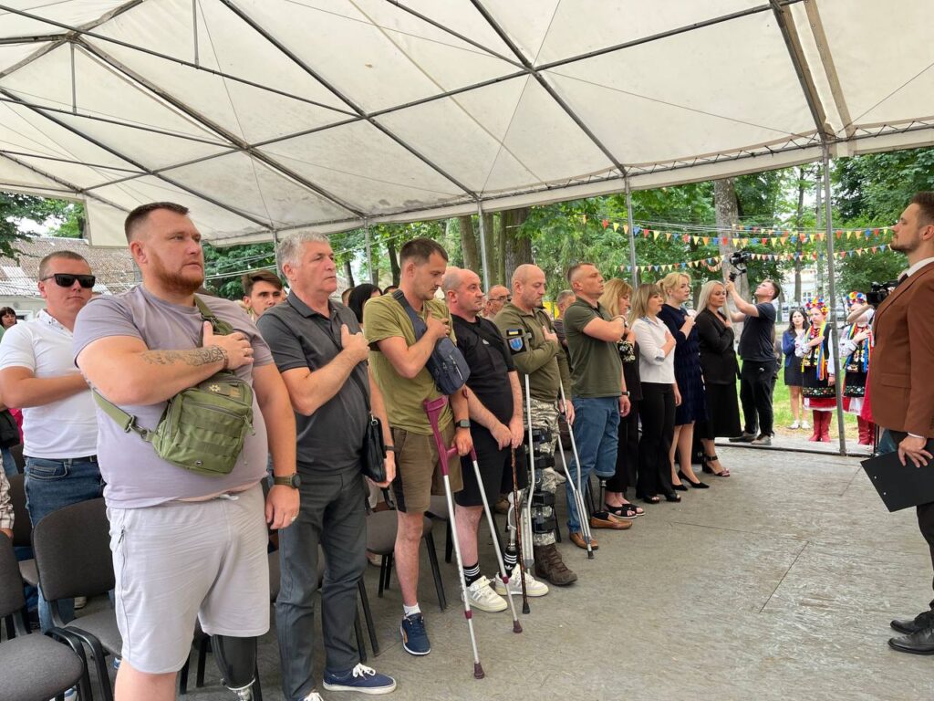 Люди під брезентовим наметом на церемонії