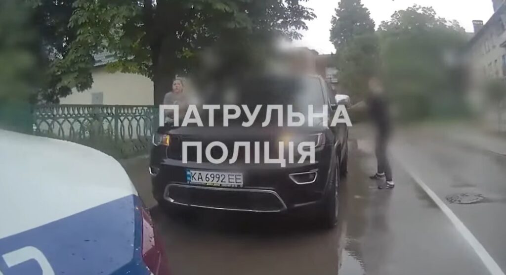 Патрульна поліція зупинка авто на дорозі