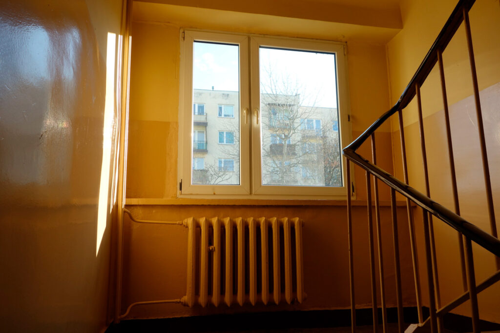 Світло в під'їзді через вікно на сходах.