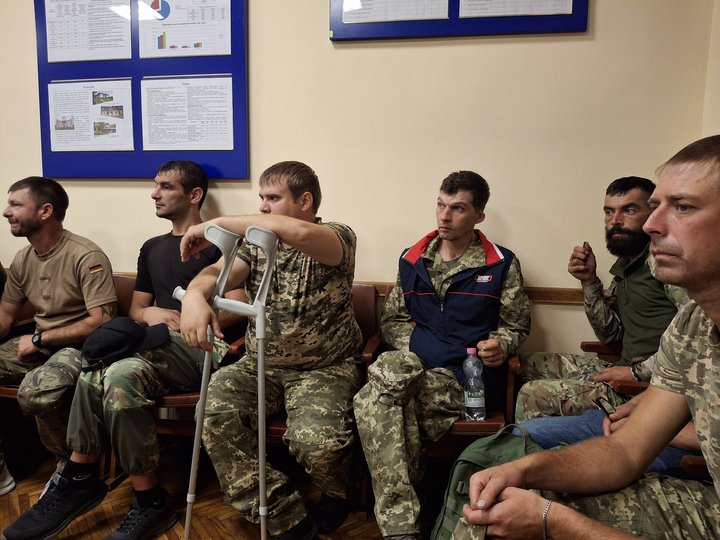 22 липня у Снятині, що на Івано-Франківщині, військові та ветерани зустрілися з міським головою Анатолієм Шумком, щоб обговорити конфлікт довкола неналежної зустрічі кортежу з полеглим воїном Василем Кейваном.