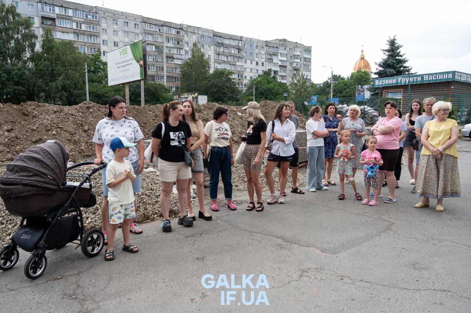 Група людей на вулиці перед будинком.