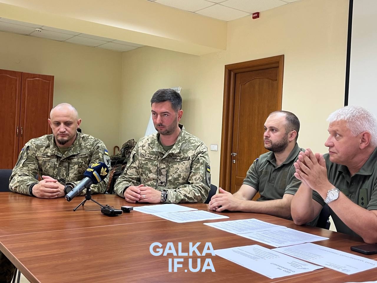 Військові на прес-конференції, чотири чоловіки за столом.