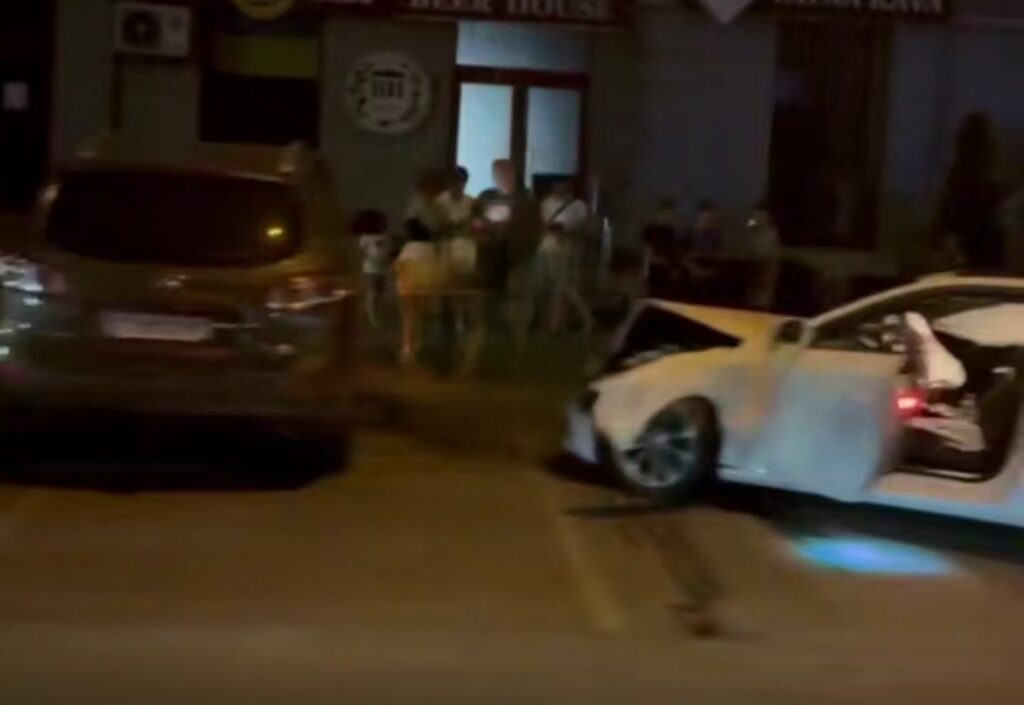 Нічна аварія автомобілів на вулиці міста
