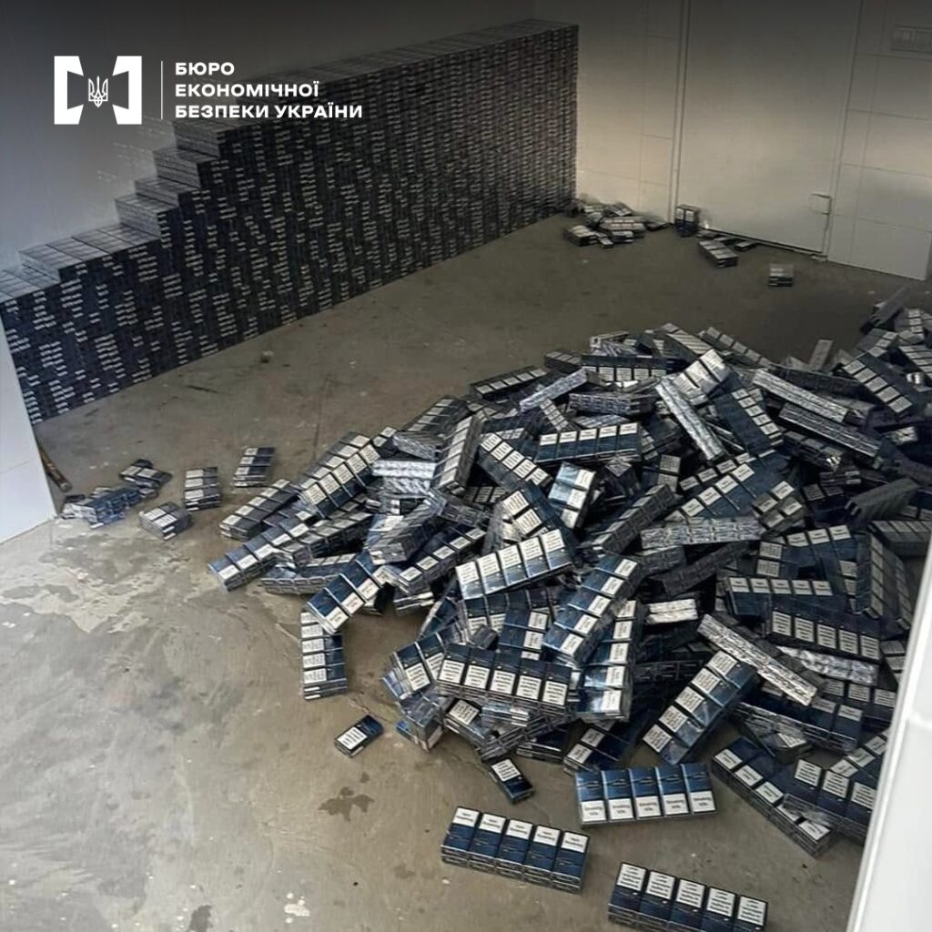 Гора контрабандних сигарет у складі.