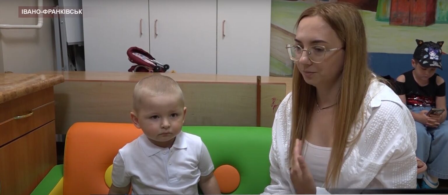 Дитина і доросла в кімнаті, Івано-Франківськ.