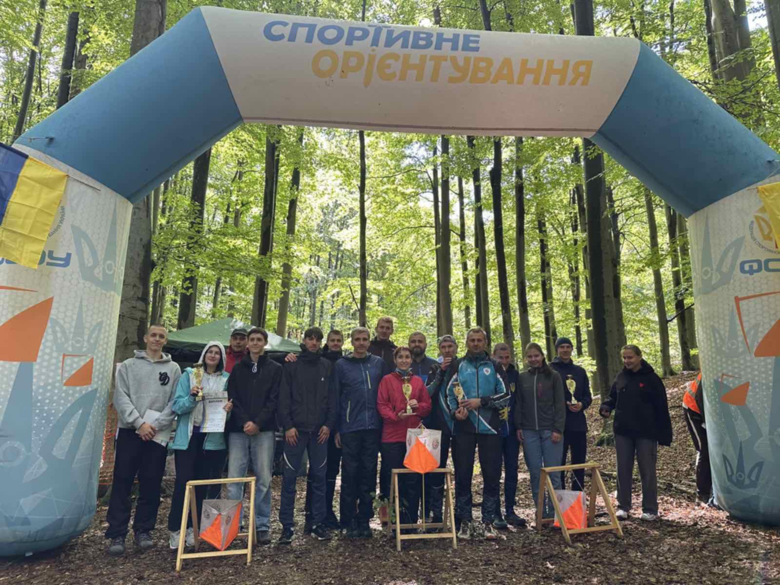 Група людей на змаганнях зі спортивного орієнтування.