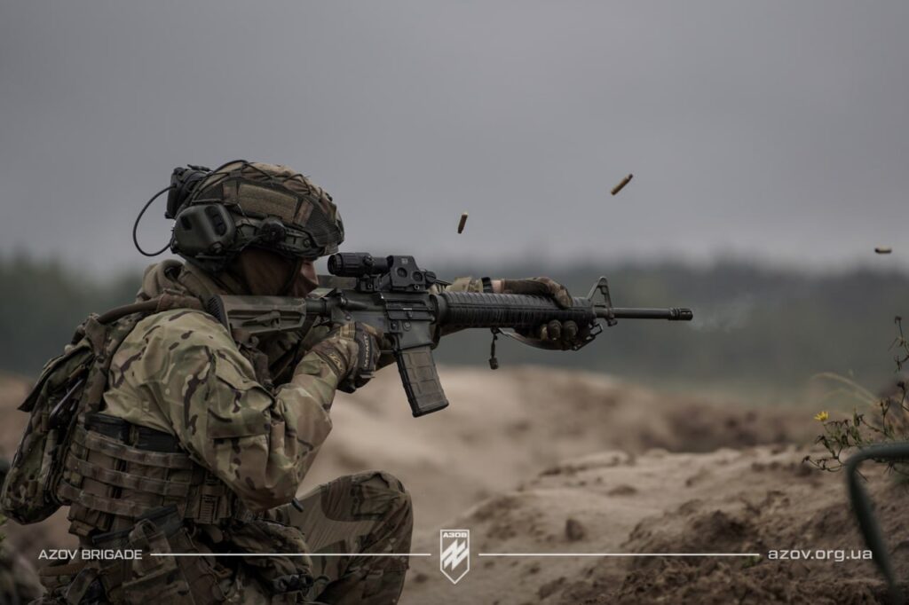 Український солдат стріляє з автоматичної зброї.