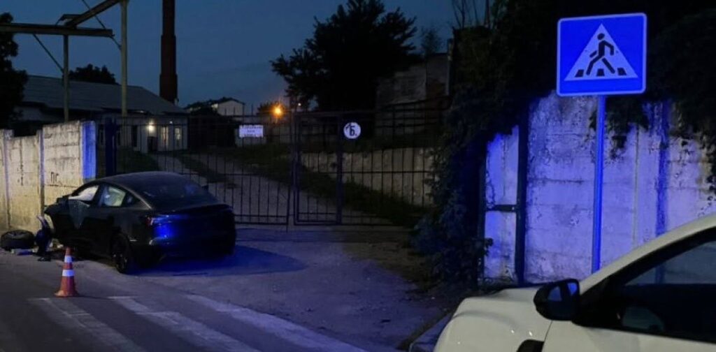 Аварія авто під знаком пішохідного переходу вночі.