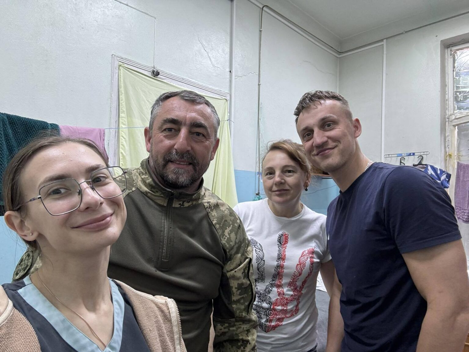 Група людей усміхається в приміщенні
