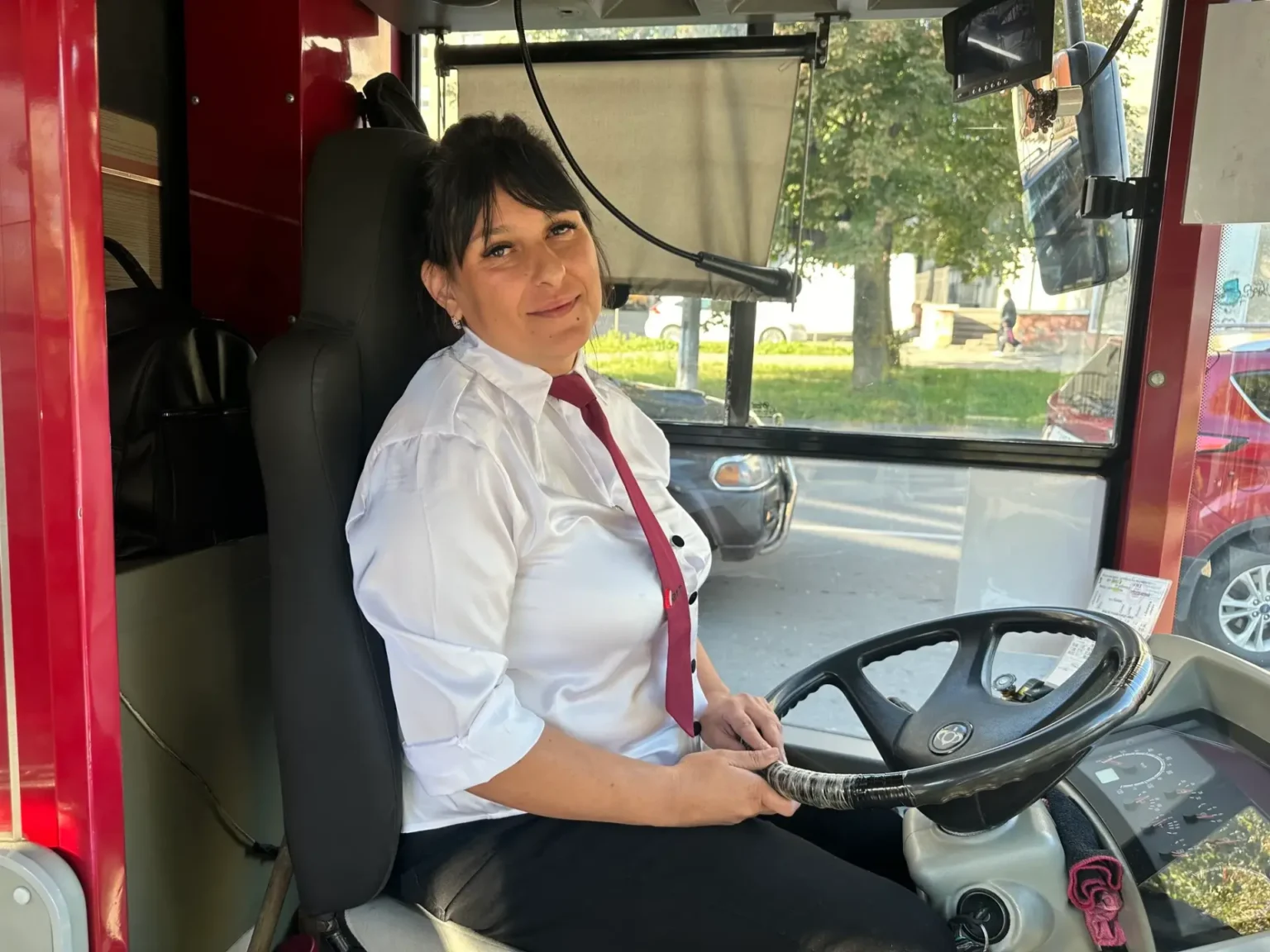 Справжнє покликання не має статі: перша водійка комунального автобуса у Франківську