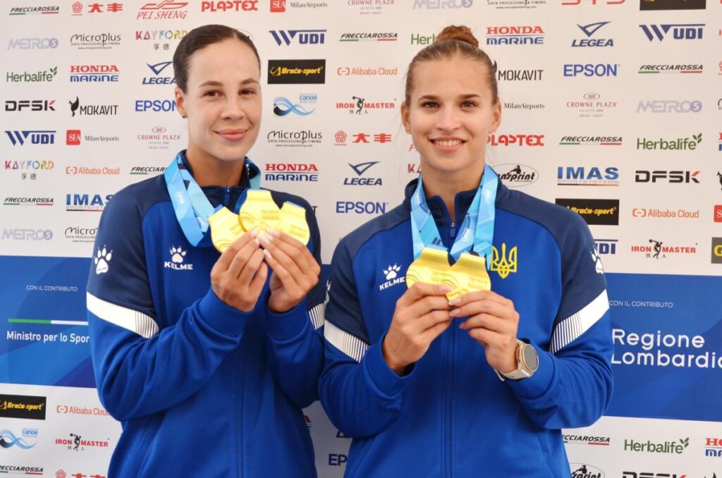 Українські спортсменки з медалями на подіумі