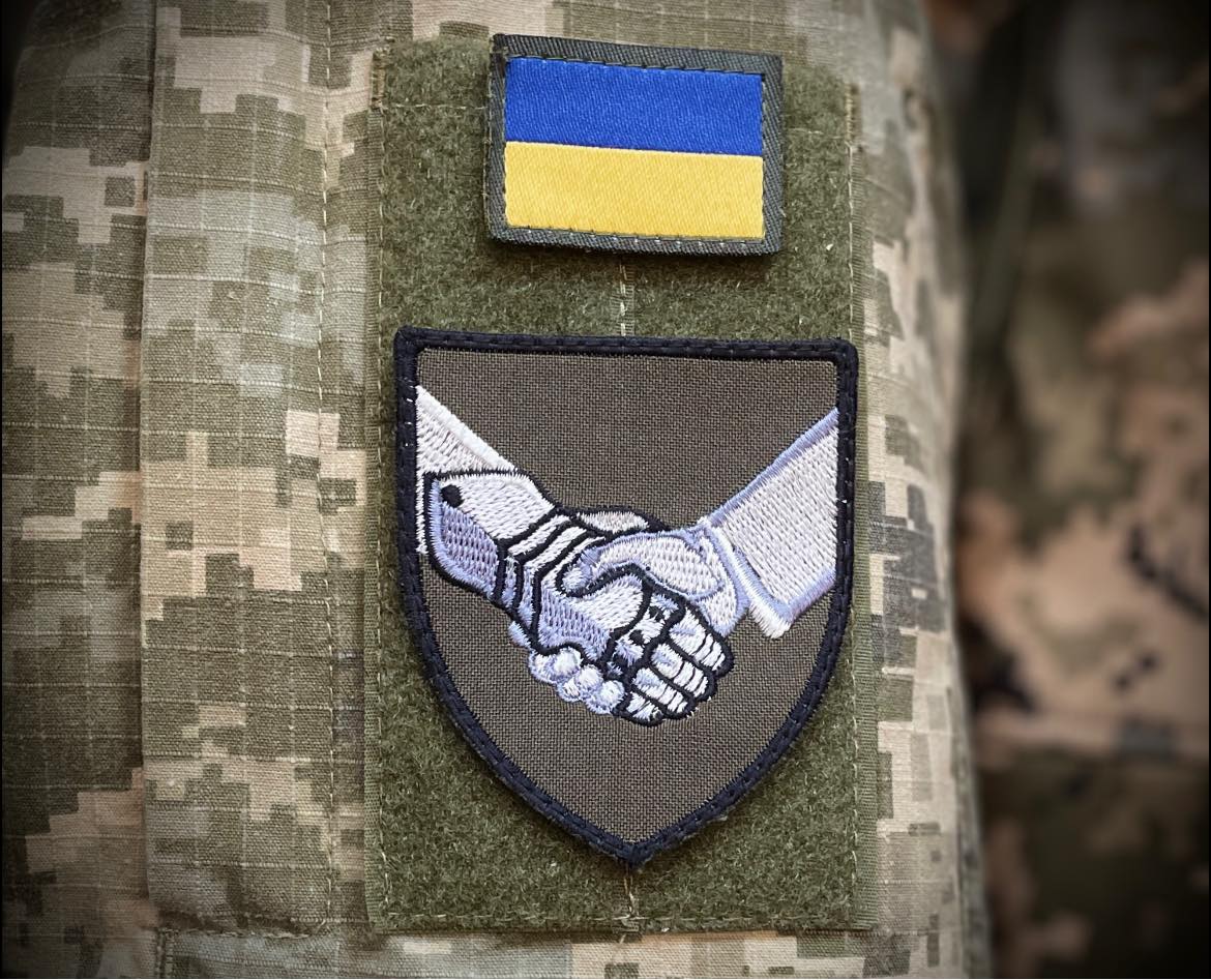 Шеврон із рукостисканням на українській формі