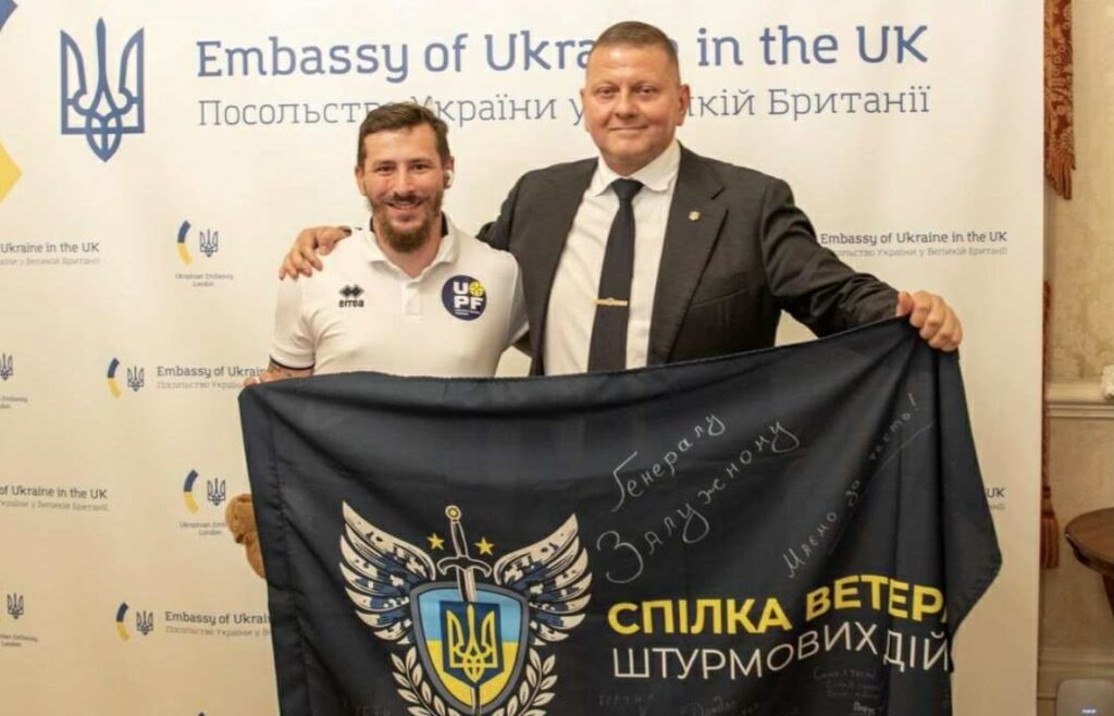 Залужному передали прапор штурмовиків із підписом прикарпатських ветеранів війни