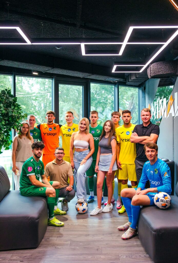 Футбольна команда в кімнаті, групове фото