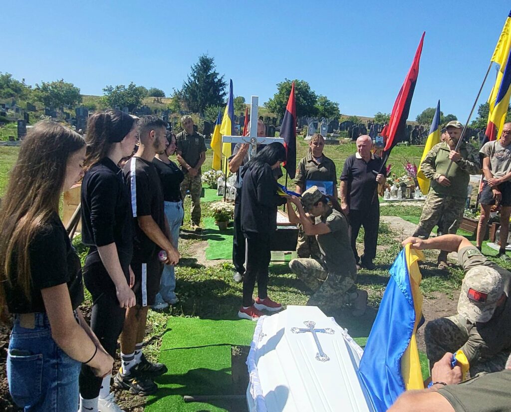 Церемонія прощання із загиблим військовим на кладовищі