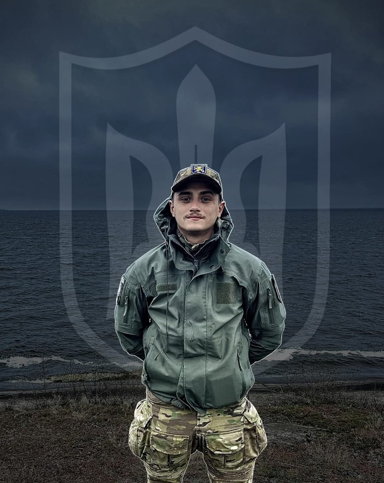 Військовий у формі на березі моря