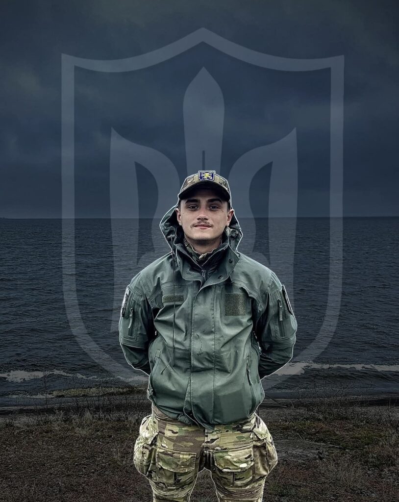 Військовий у формі на березі моря