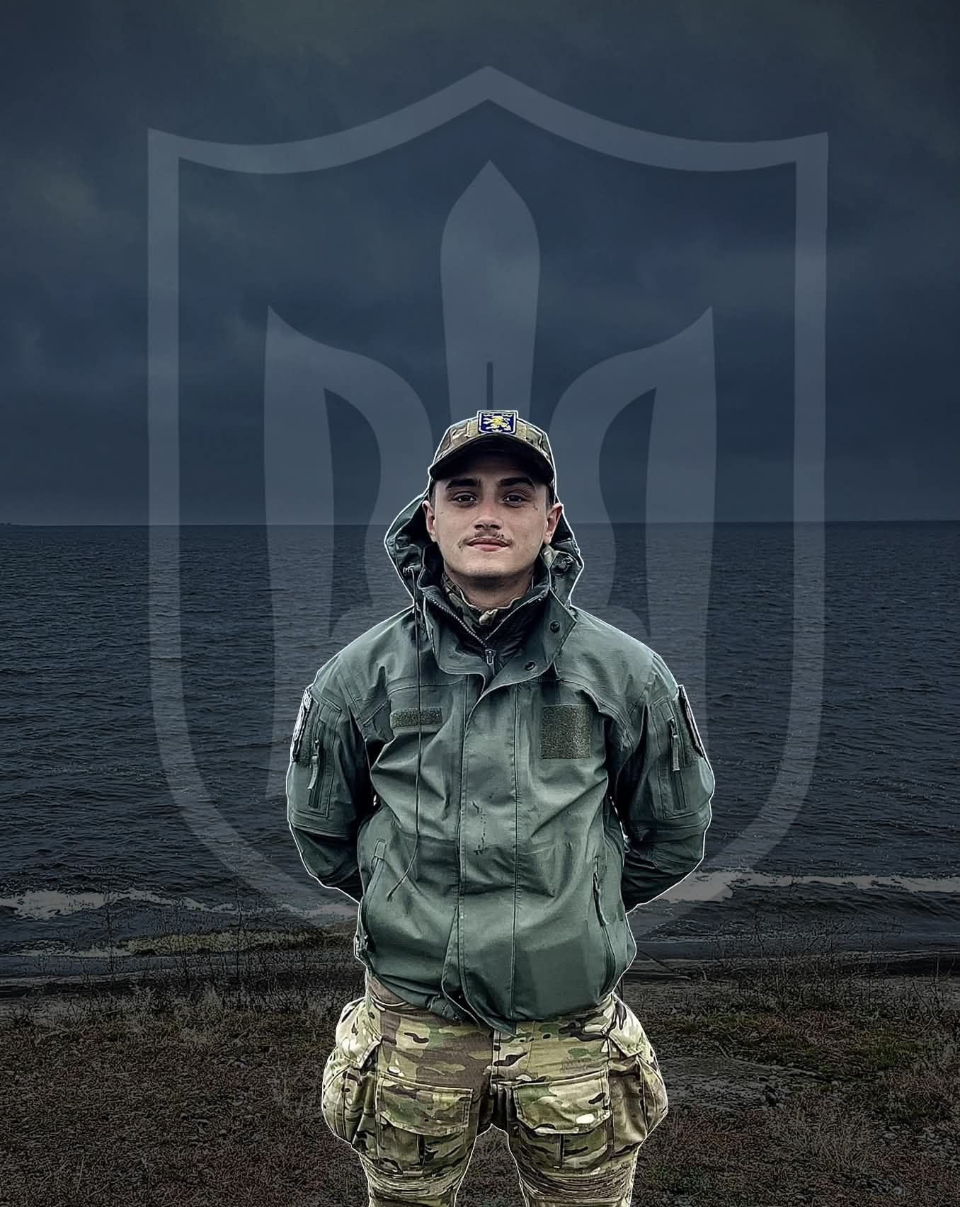 Військовий у формі на березі моря