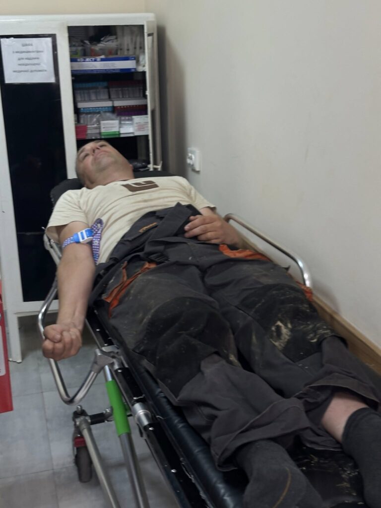 Чоловік відпочиває на каталці в лікарні.