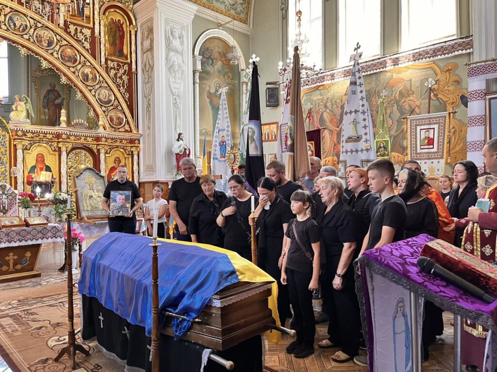 Прощання з загиблим солдатом у церкві