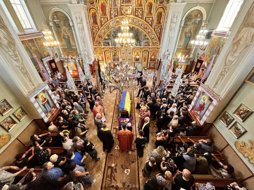 Відспівування у церкві, велика присутність людей.
