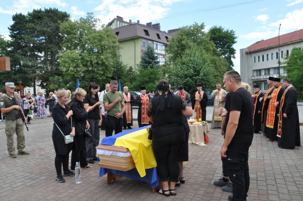 Церемонія прощання з покійним солдатом на вулиці.