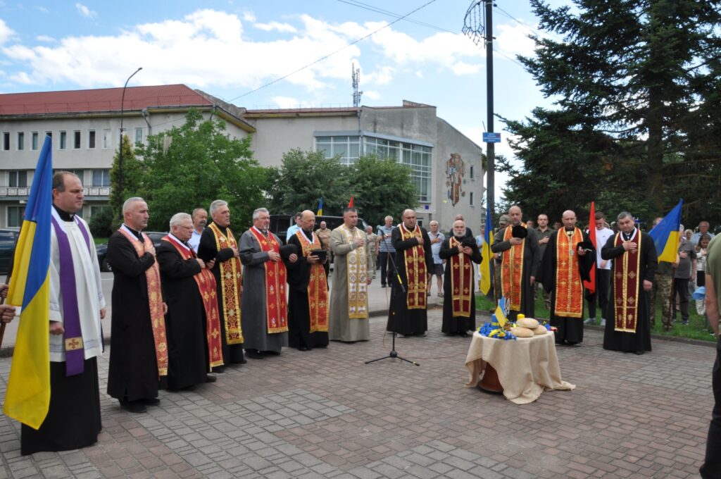 Церковна служба з прапорами на вулиці України.