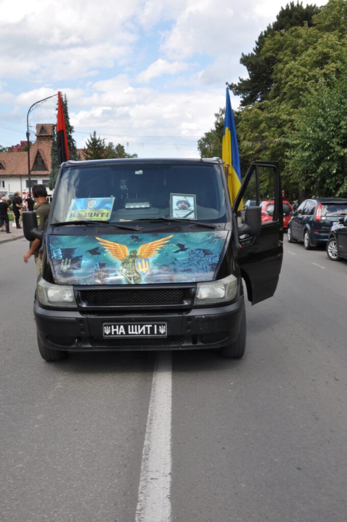 Фургон із прапором України на дорозі