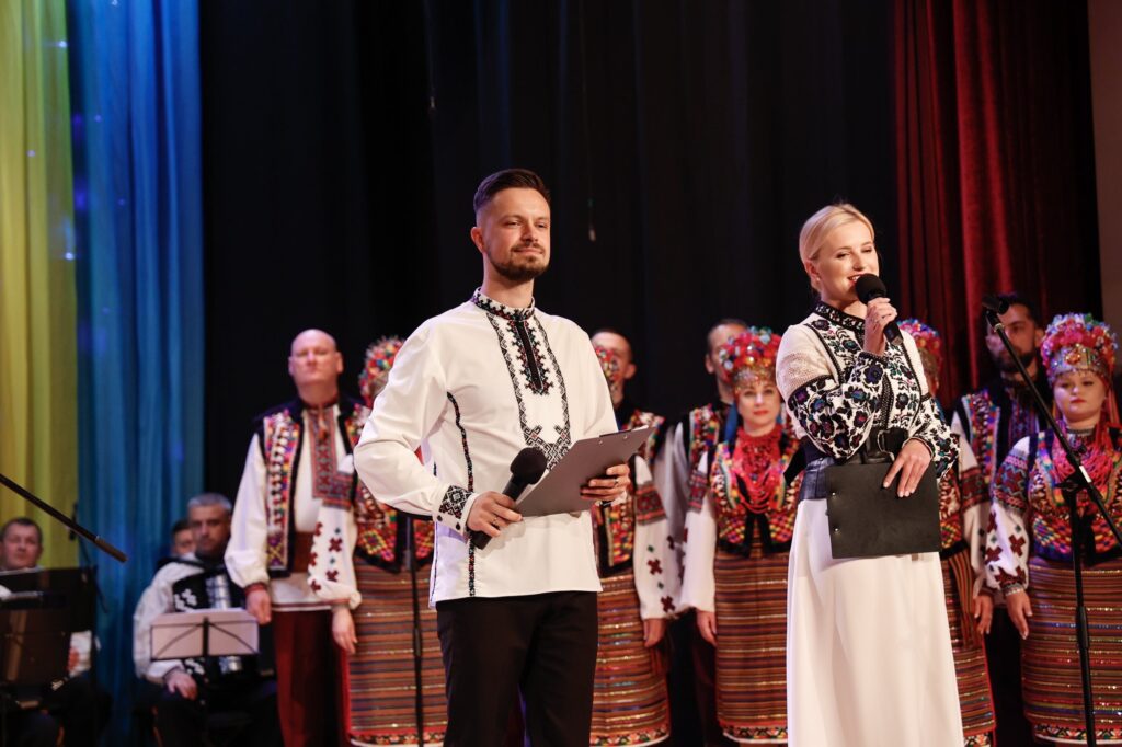 Ведучі в національних костюмах на сцені
